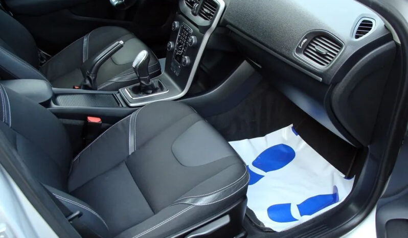 Volvo V40 T3 Momentum full